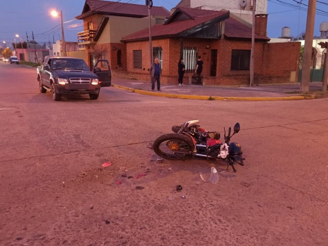 Un herido en un choque entre una camioneta y una moto